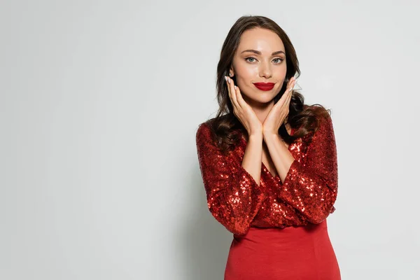 Pretty Brunette Woman Red Lips Looking Camera Grey Background — Stock Photo, Image