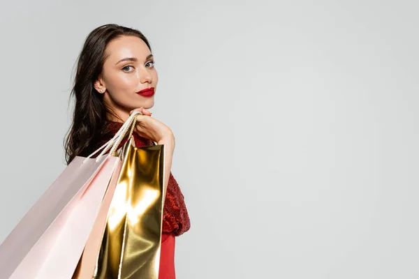 Mujer Moda Vestido Sosteniendo Bolsas Compras Mirando Cámara Aislada Gris —  Fotos de Stock