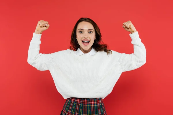 Mujer Excitada Suéter Mostrando Gesto Aislado Rojo —  Fotos de Stock