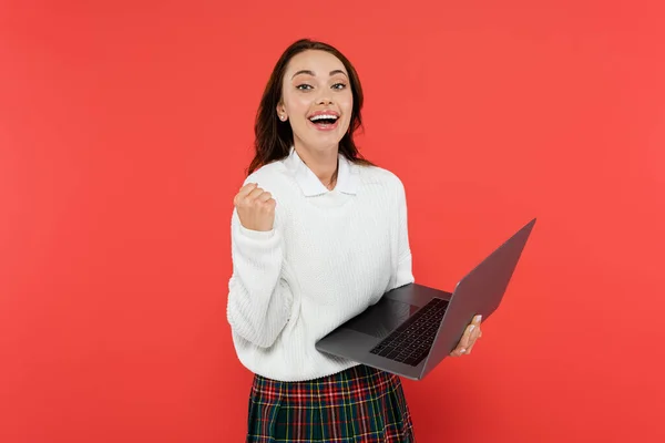 Opgewonden Vrouw Warm Jumper Tonen Gebaar Houden Laptop Geïsoleerd Rood — Stockfoto