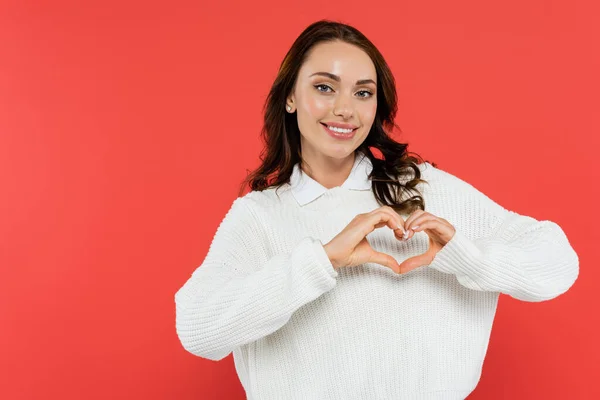 Sorrindo Jovem Mulher Jumper Branco Mostrando Sinal Amor Isolado Vermelho — Fotografia de Stock