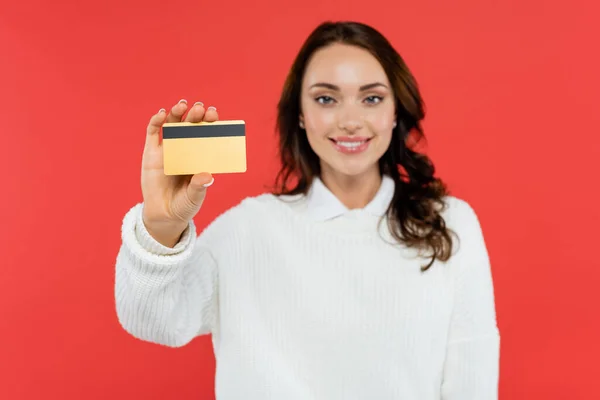 Mulher Desfocada Jumper Quente Segurando Cartão Crédito Isolado Vermelho — Fotografia de Stock