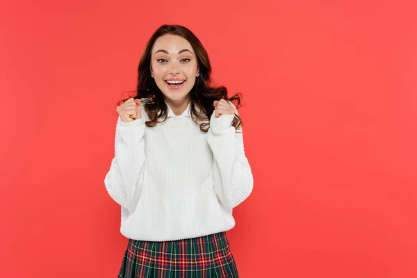 Felice Giovane Donna Maglione Mostrando Gesto Isolato Sul Rosso — Foto Stock