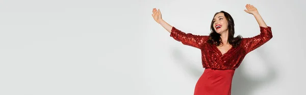 Позитивная Женщина Стильной Одежде Танцует Сером Фоне Баннер — стоковое фото