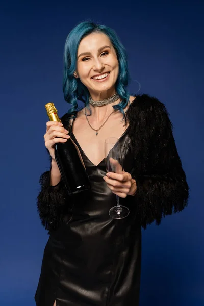 Donna Sorridente Con Brillanti Capelli Colorati Possesso Vetro Bottiglia Champagne — Foto Stock