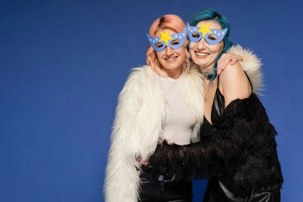 Χαρούμενα Queer Άτομα Μάσκες Κόμμα Και Faux Γούνα Σακάκια Αγκαλιάζει — Φωτογραφία Αρχείου
