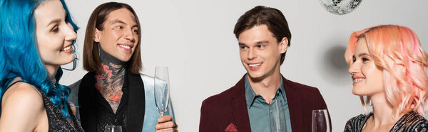 счастливые голубые люди, держащие бокалы для шампанского во время рождественской вечеринки на сером фоне, баннер