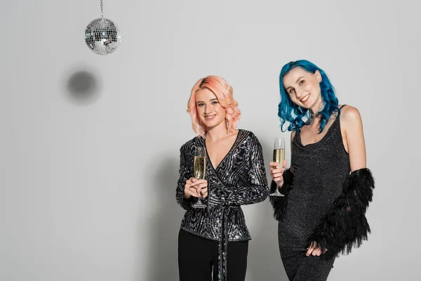 Elegante Queer Vrienden Met Champagne Bril Grijze Achtergrond — Stockfoto