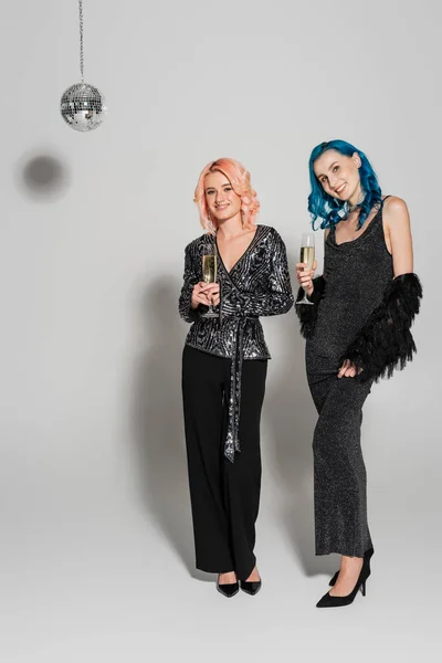 Full Length Stylish Nonbinary Friends Champagne Glasses Smiling Camera Grey — Stock Photo, Image