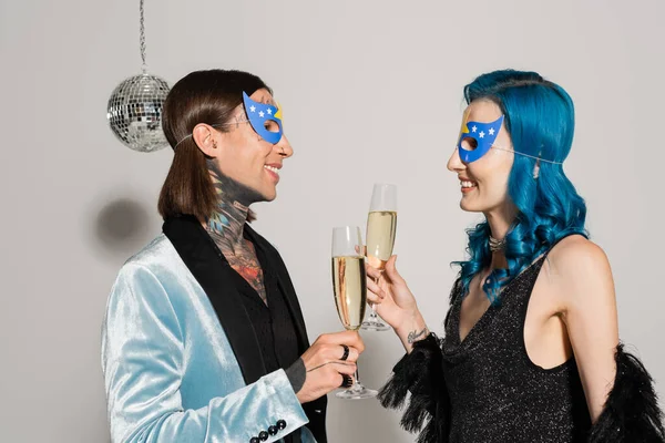 Zijaanzicht Van Elegante Niet Binaire Vrienden Party Maskers Klinkende Champagne — Stockfoto