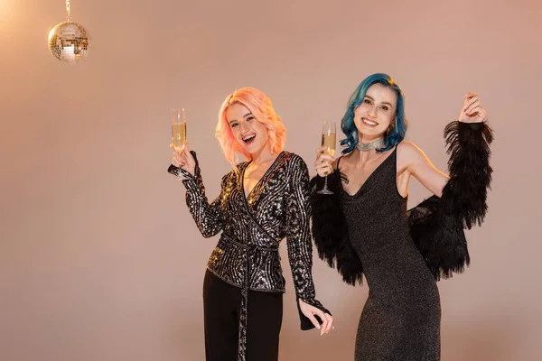 Vzrušený Stylový Non Binární Přátelé Usmívají Kameru Pózování Sklenicemi Šampaňského — Stock fotografie