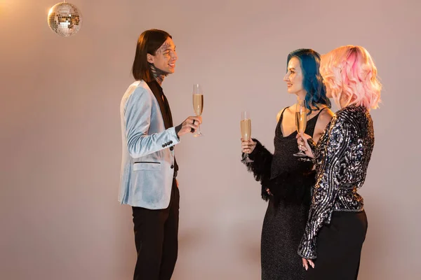 Side View Tattooed Person Smiling Nonbinary Friends Champagne Glasses Beige — Stock Photo, Image