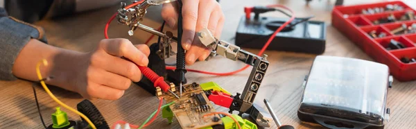 Vue Recadrée Enfant Faisant Modèle Robotique Avec Millimètre Maison Bannière — Photo