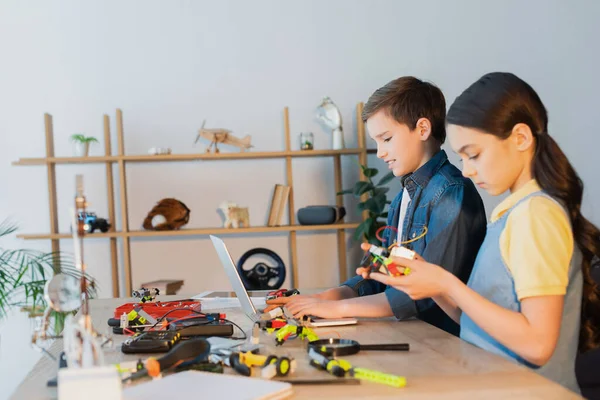 Kiskorú Fiú Használ Laptop Közelében Lány Gazdaság Mechanikai Része Robotika — Stock Fotó