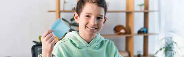 Veselý Chlapec Ukazuje Prázdný Lepicí Lístek Usmívá Fotoaparát Banner — Stock fotografie
