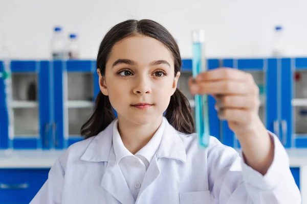 Morena Chica Blanco Abrigo Celebración Borrosa Probeta Laboratorio — Foto de Stock