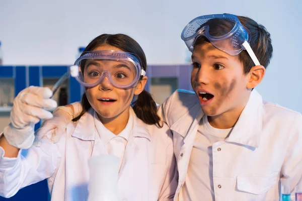 Astonished Friends Dirty Faces Looking Litmus Test Chemical Lab — Stock Photo, Image