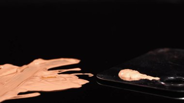 Palette ve siyah arkaplanda yüz temeline yakın görünüm 