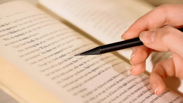 Vista Cortada Mulher Segurando Lápis Perto Livro — Fotografia de Stock