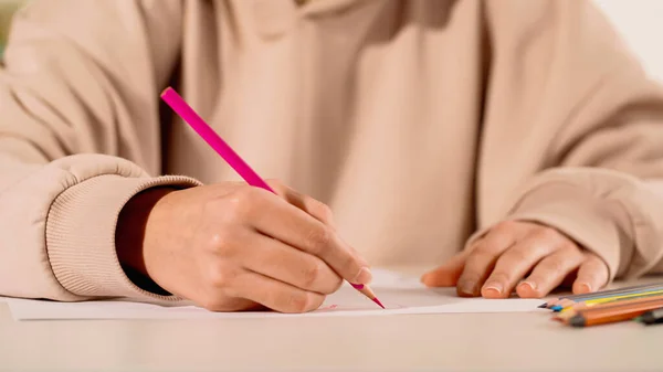 Vue Partielle Jeune Femme Dessinant Sur Papier — Photo