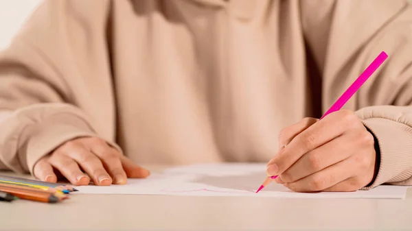 Vista Recortada Del Dibujo Mujer Con Lápiz Color Hoja Vacía — Foto de Stock