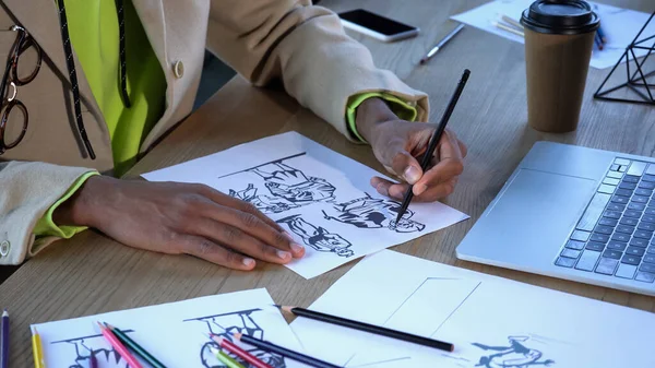 Afrikalı Amerikalı Tasarımcının Stüdyoda Cihazların Kağıt Bardakların Yanına Çizimler Çizdiği — Stok fotoğraf