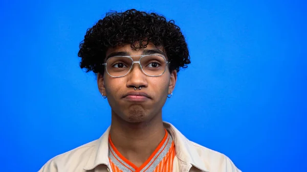 Upprörd Afrikansk Amerikansk Man Glasögon Tittar Bort Isolerad Blå — Stockfoto