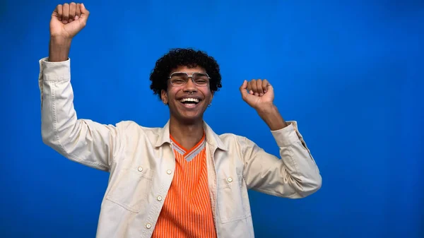 Spännande Afrikansk Amerikansk Man Glasögon Visar Gest Isolerad Blå — Stockfoto