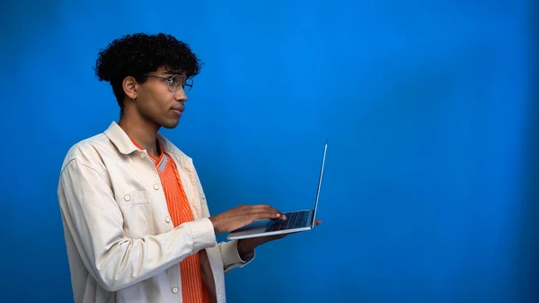 Homem Americano Africano Pensativo Usando Laptop Fundo Azul — Fotografia de Stock