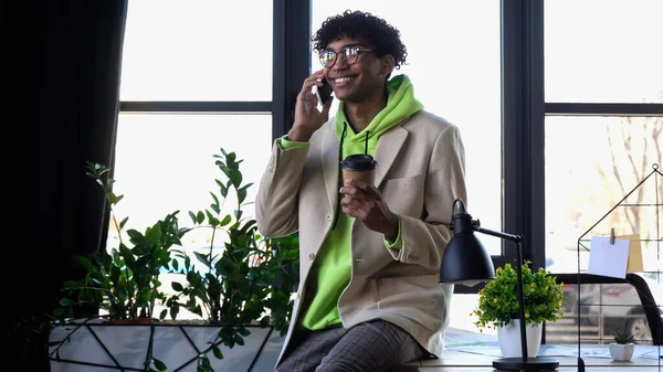 Elegante Hombre Negocios Afroamericano Hablando Teléfono Inteligente Sosteniendo Taza Papel — Foto de Stock