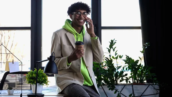 Alegre Hombre Negocios Afroamericano Sosteniendo Una Bebida Para Llevar Hablando — Foto de Stock