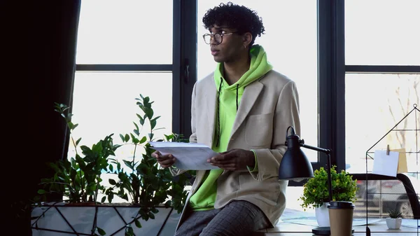 Joven Diseñador Afroamericano Gafas Con Bocetos Estudio — Foto de Stock