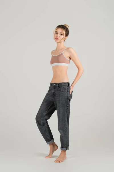Full Length Fit Woman Sports Top Jeans Standing Barefoot Γκρι — Φωτογραφία Αρχείου