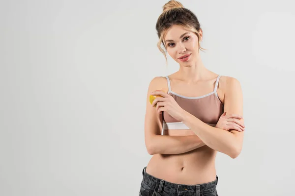 Mulher Magro Esportes Top Sorrindo Para Câmera Enquanto Segurando Maçã — Fotografia de Stock