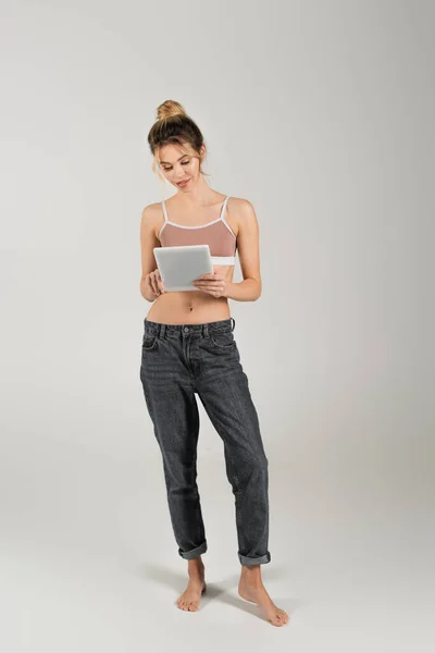 Comprimento Total Mulher Descalça Ajuste Jeans Top Esportes Usando Tablet — Fotografia de Stock