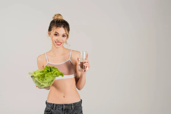 Glimlachende Vrouw Met Slank Lichaam Met Verse Sla Glas Zuiver — Stockfoto