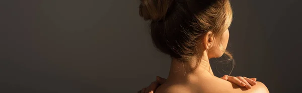 Задний Вид Молодой Женщины Идеальной Кожей Касаясь Обнаженного Плеча Изолированы — стоковое фото