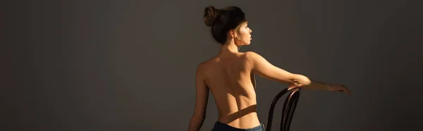 Vista Trasera Joven Mujer Medio Desnuda Posando Una Silla Madera —  Fotos de Stock
