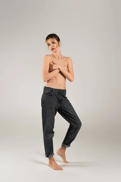 Longitud Completa Mujer Descalza Medio Desnuda Jeans Cubriendo Pecho Con — Foto de Stock
