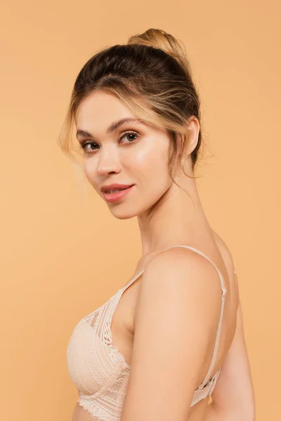 Retrato Mujer Joven Con Maquillaje Natural Posando Sujetador Encaje Aislado — Foto de Stock