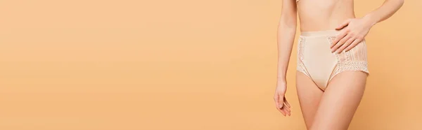 Обрізаний Вид Підходящої Жінки Торкається Мереживних Трусиків Ізольовано Бежевому Банер — стокове фото