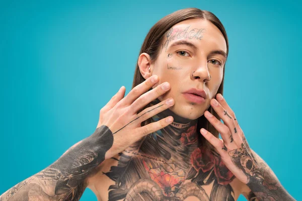 Young Man Tattoos Touching Smooth Face While Looking Camera Isolated — Stock Photo, Image