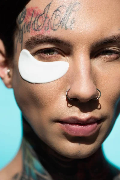 Close Tattooed Young Man Eye Patch Looking Camera Isolated Turquoise — Stock Photo, Image