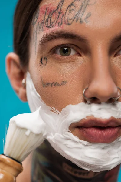 Primer Plano Hombre Joven Tatuado Con Espuma Afeitar Cara Que — Foto de Stock