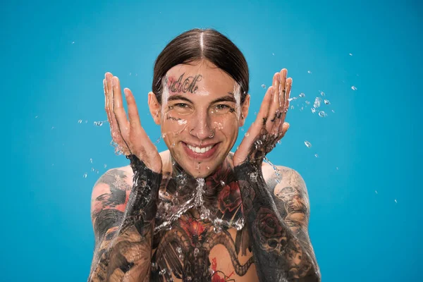 Wasserspritzer Der Nähe Von Fröhlichen Mann Mit Tätowierungen Waschen Gesicht — Stockfoto