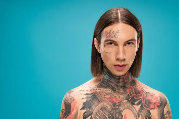 Χωρίς Πουκάμισο Νεαρός Άνδρας Τατουάζ Κοιτάζοντας Κάμερα Απομονωμένη Στο Μπλε — Φωτογραφία Αρχείου