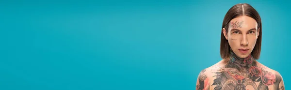 Сорочки Молодий Чоловік Татуюваннями Дивиться Камеру Ізольовано Синьому Банер — стокове фото