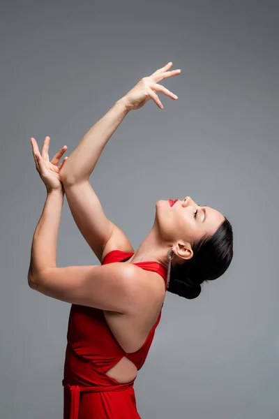 Вид Сбоку Брюнетки Красном Платье Танцующей Танго Сером — стоковое фото