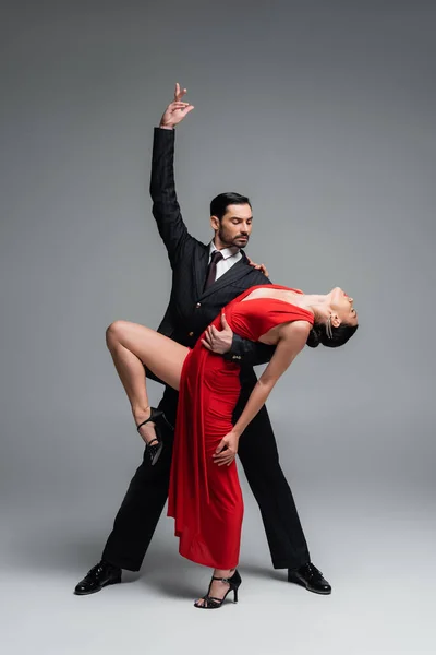 Elegante Man Poserend Tijdens Tango Choreografie Met Partner Grijze Achtergrond — Stockfoto