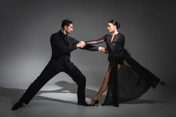 Widok Boku Eleganckiej Pary Wykonującej Tango Szarym Tle Cieniem — Zdjęcie stockowe